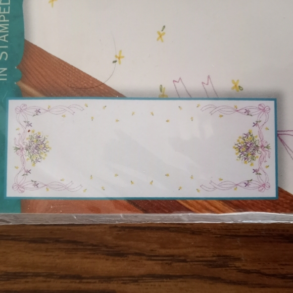 Dresser Scarf in Stamped Embroidery Cross stitch kit - Picture 2 of 2